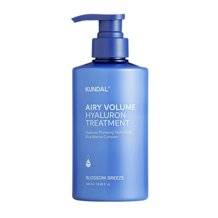KUNDAL Airy Volume Hyaluron Treatment i blå pumpflaska, 500 ml, med texten Blossom Breeze på etiketten.
