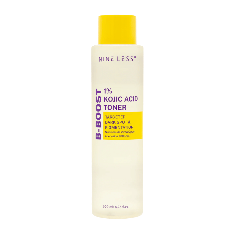 Produktbild på NINE LESS B-Boost 1% Kojic Acid Toner, en ljusgul flaska med gult lock och lila text. Toner med kojic acid och niacinamid som reducerar pigmentfläckar.