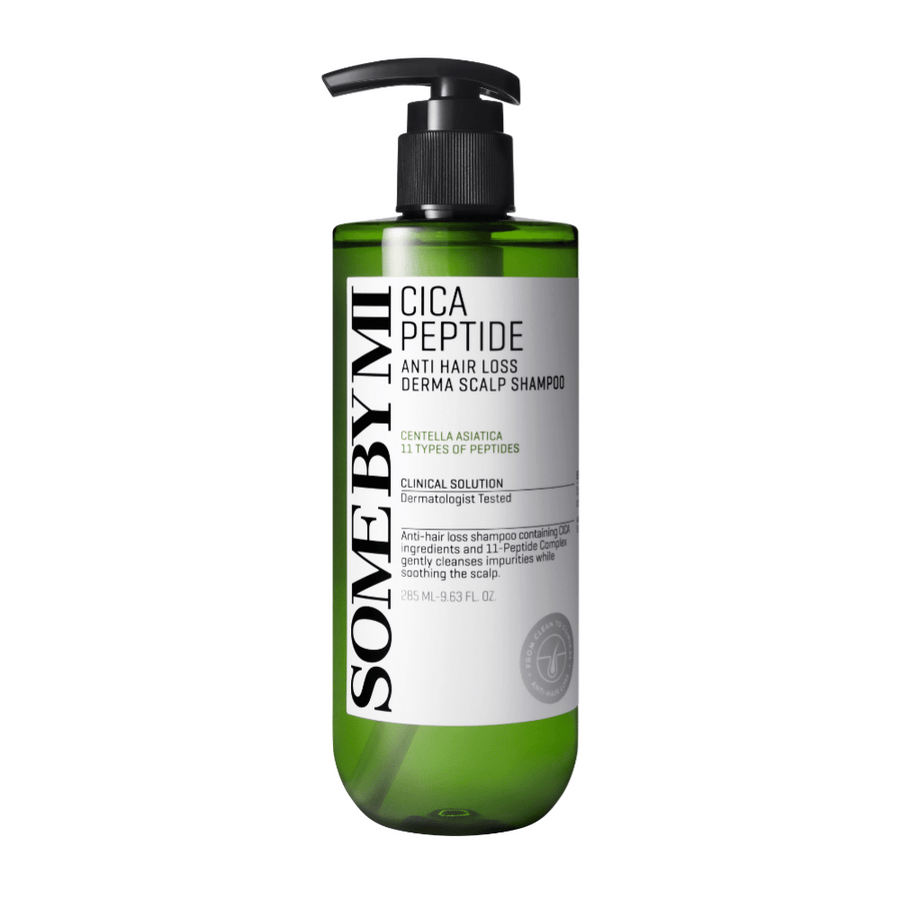 SOME BY MI Cica Peptide Anti Hair Loss Derma Scalp Shampoo i grön plastflaska med svart pump och vit etikett med svart text.