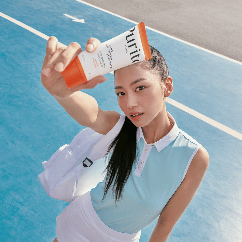 Purito Daily Soft Touch Sunscreen är det perfekta valet för dig med en aktiv livsstil. Med SPF50+ PA++++ skyddar den huden mot skadliga UV-strålar samtidigt som den håller huden återfuktad och balanserad. Den lätta, silkeslena formulan lämnar ingen vit hinna och passar även känslig hud. Innehåller fem ceramider och lugnande Centella Asiatica – perfekt för sport, vardag och soliga äventyr.