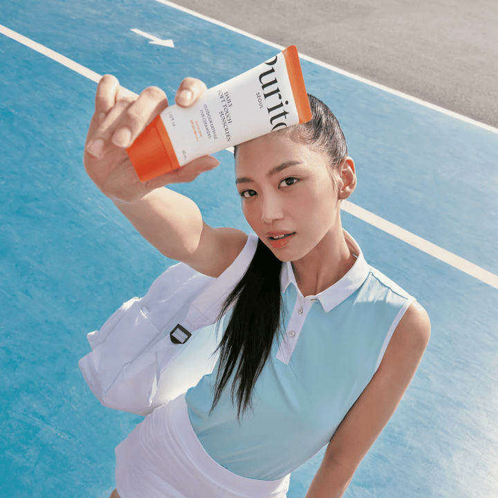 Purito Daily Soft Touch Sunscreen är det perfekta valet för dig med en aktiv livsstil. Med SPF50+ PA++++ skyddar den huden mot skadliga UV-strålar samtidigt som den håller huden återfuktad och balanserad. Den lätta, silkeslena formulan lämnar ingen vit hinna och passar även känslig hud. Innehåller fem ceramider och lugnande Centella Asiatica – perfekt för sport, vardag och soliga äventyr.