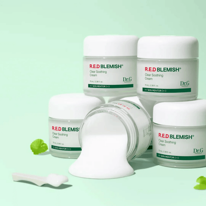Dr.G R.E.D Blemish Clear Soothing Cream erbjuder intensiv återfuktning och lindring för känslig hud. Formulan med Centella Asiatica och hyaluronsyra stärker hudens barriär och minskar irritation. Perfekt för daglig användning för en balanserad och klar hudton.