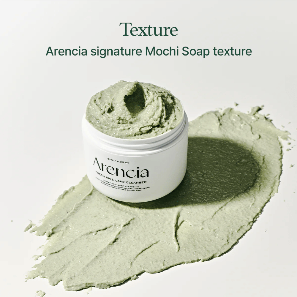 Arencia Fresh Rice Cake Cleanser i öppen burk med krämig grön mochi-liknande textur utbredd runt burken på ett vitt underlag.