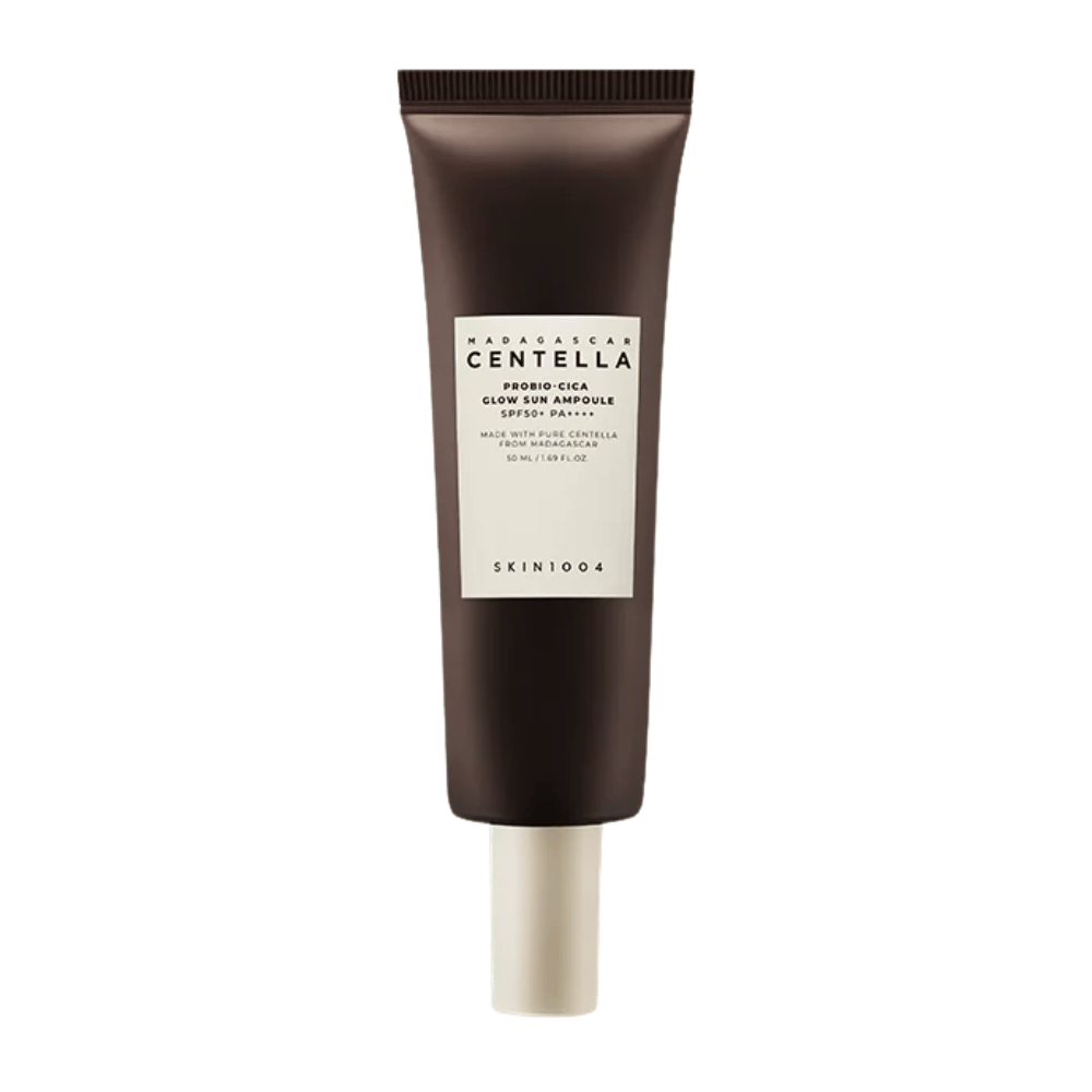 SKIN1004 Madagascar Centella Probio-Cica Glow Sun Ampoule är ett solskydd med SPF50+ PA++++ som ger ett vackert glow samtidigt som den lugnar och stärker huden med centella från Madagaskar. Passar känslig hud.