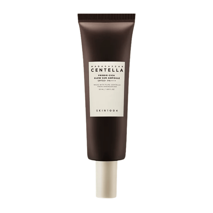 SKIN1004 Madagascar Centella Probio-Cica Glow Sun Ampoule är ett solskydd med SPF50+ PA++++ som ger ett vackert glow samtidigt som den lugnar och stärker huden med centella från Madagaskar. Passar känslig hud.