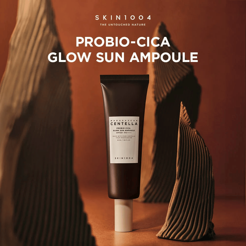 SKIN1004 Madagascar Centella Probio-Cica Glow Sun Ampoule – ett näringsrikt solskydd med SPF50+ PA++++ som ger lyster, skyddar och stärker hudbarriären med probiotika och centella från Madagaskar. Passar även känslig hud.
