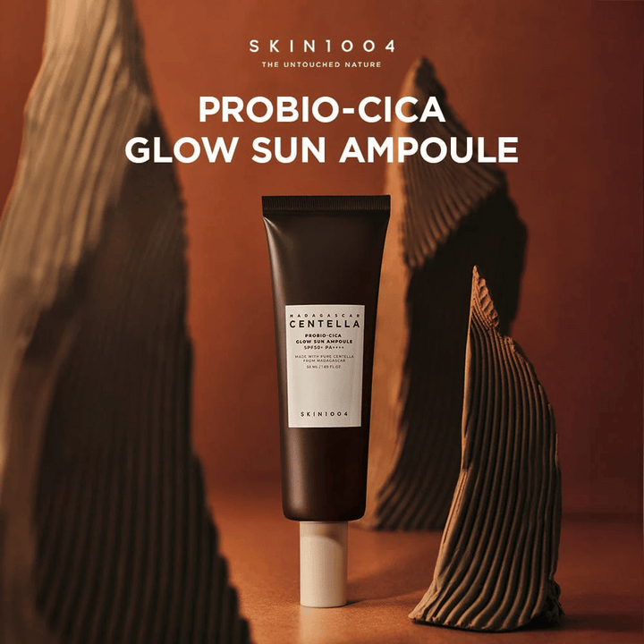 SKIN1004 Madagascar Centella Probio-Cica Glow Sun Ampoule – ett näringsrikt solskydd med SPF50+ PA++++ som ger lyster, skyddar och stärker hudbarriären med probiotika och centella från Madagaskar. Passar även känslig hud.