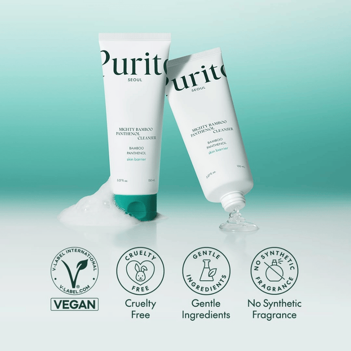 Två förpackningar av Purito Mighty Bamboo Panthenol Cleanser visas med skum, tillsammans med ikoner för vegansk, cruelty-free och parfymfri formula.