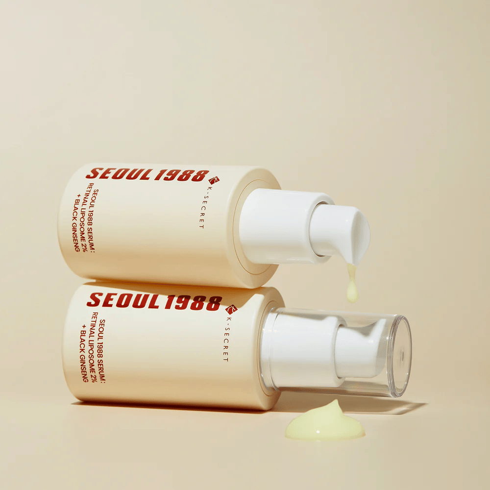 SEOUL 1988 Serum - Retinal Liposome 2% + Black Ginseng
Ett kraftfullt anti-aging-serum som kombinerar 2% Retinal Liposome och Svart Ginseng för att främja cellförnyelse, jämna ut hudtonen och ge en fastare hud.
Retinal Liposome 2%: En avancerad form av retinoid som effektivt minskar rynkor och fina linjer.
Svart Ginseng: Rik på antioxidanter, stärker hudbarriären och ger näring på djupet.
Snabbabsorberande formula: Lätt konsistens som tränger in djupt i huden utan att irritera.
Perfekt för dig som vill ha