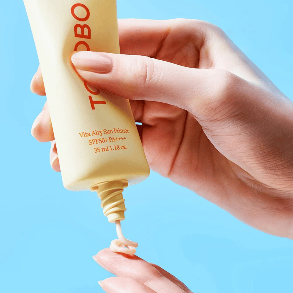 TOCOBO Vita Airy Sun Primer har en lätt och silkeslen textur som smälter in i huden utan att klibba. Perfekt som bas under makeup – med högt solskydd!