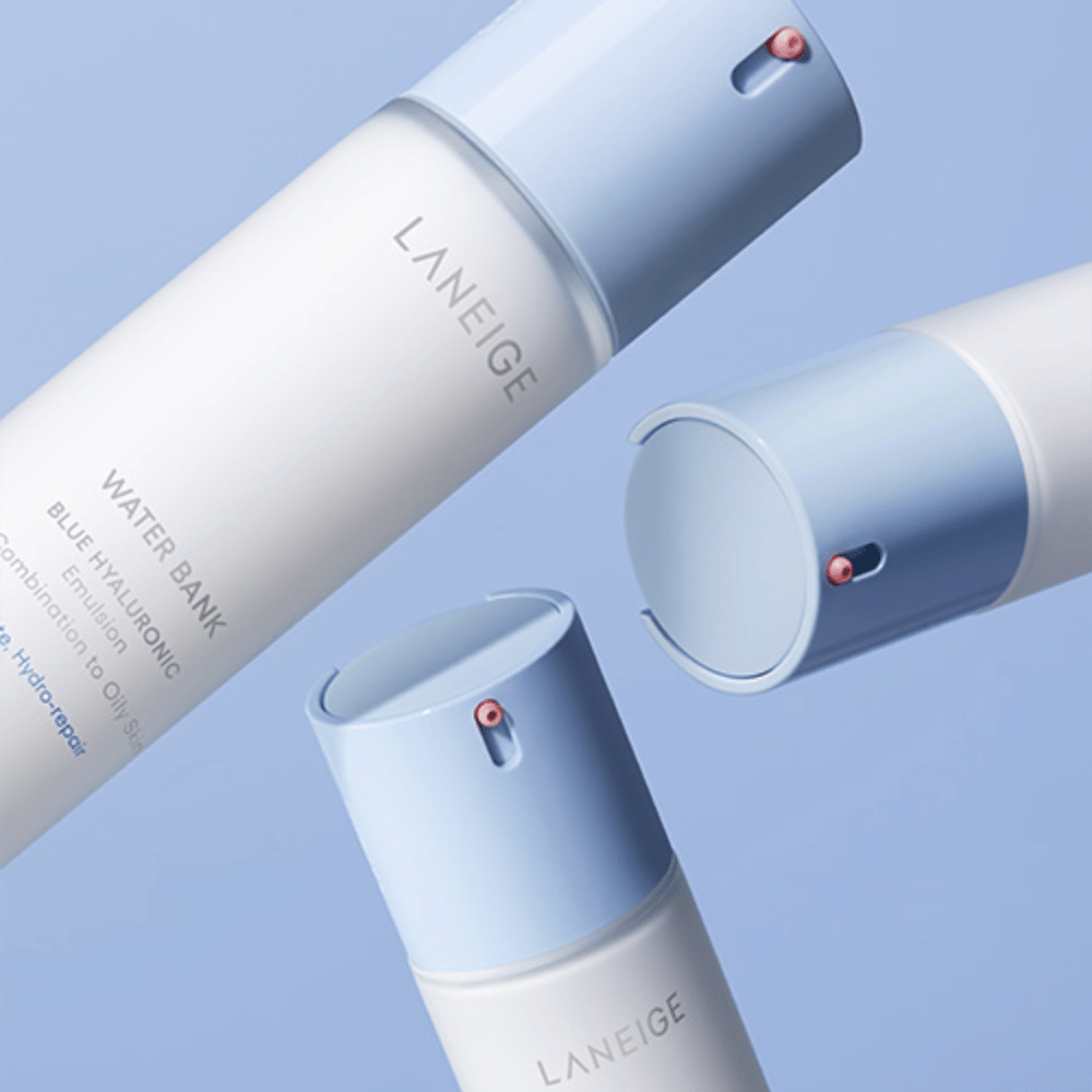 Tre flaskor av LANEIGE Water Bank Blue Hyaluronic Emulsion med ljusblå pumphuvuden mot en blå bakgrund, visade ur olika vinklar.