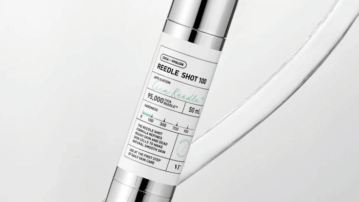 VT Cosmetics Reedle Shot 100 är formulerad med 95 000 Cica Reedle™ för att förfina grov hud och ta bort döda hudceller. Den ger en naturligt jämn hudtextur och används som första steg i din dagliga hudvårdsrutin.