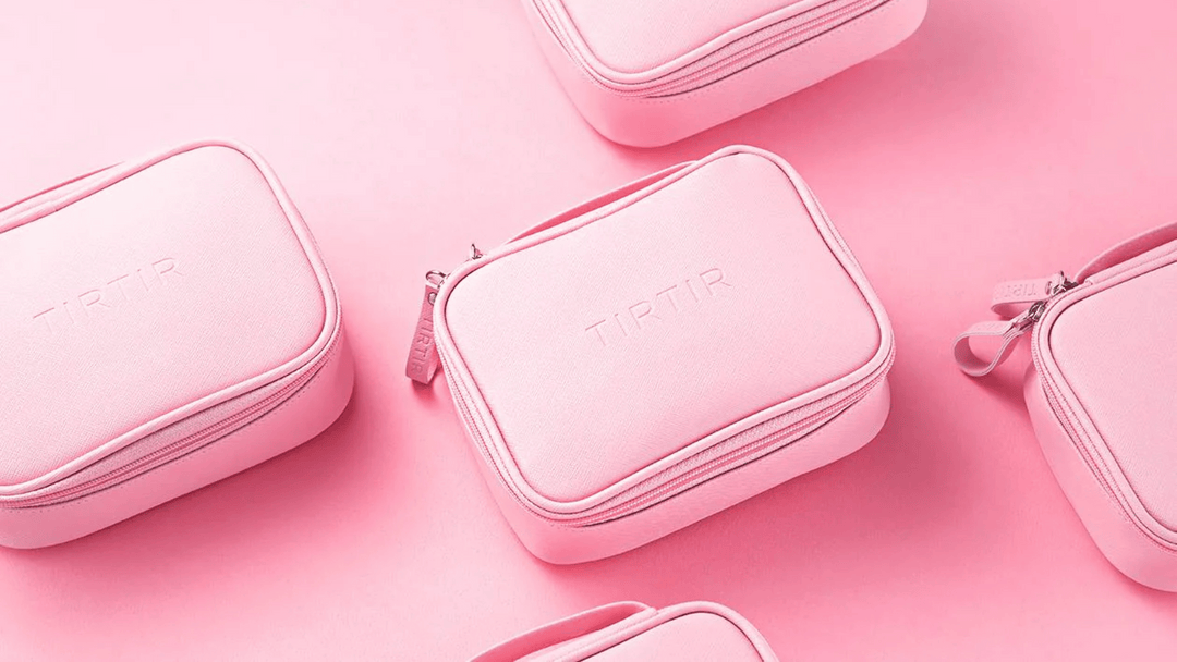 Bilden visar eleganta rosa necessärer från märket TIRTIR. Dessa väskor är designade med märkets namn präglat i samma ton som väskan, vilket ger en subtil och sofistikerad look.