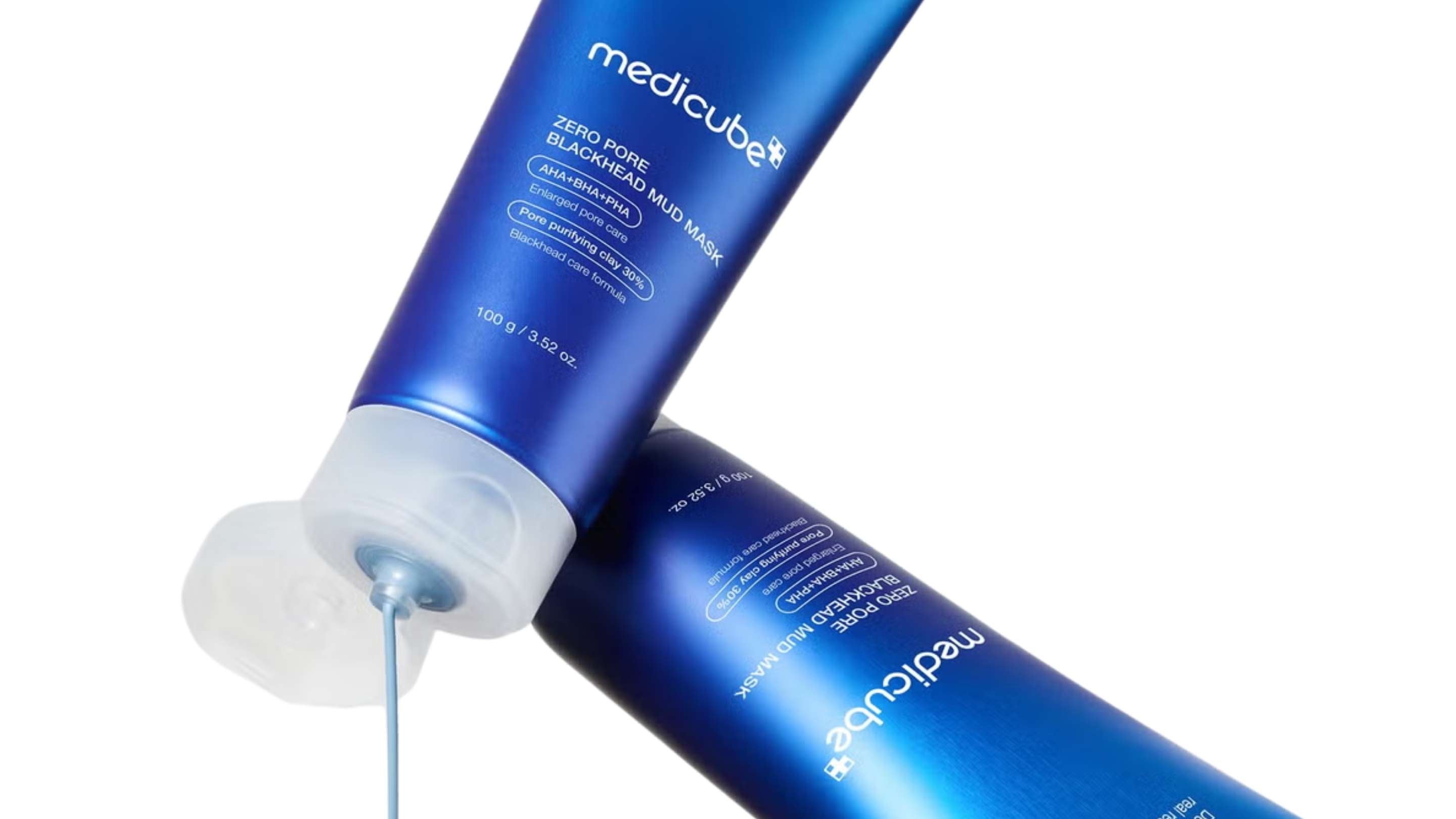 En flaska av Beauty of Joseon Ginseng Essence Water omgiven av torkade ginsengrötter på en ljus bakgrund, vilket framhäver dess naturliga ingredienser.