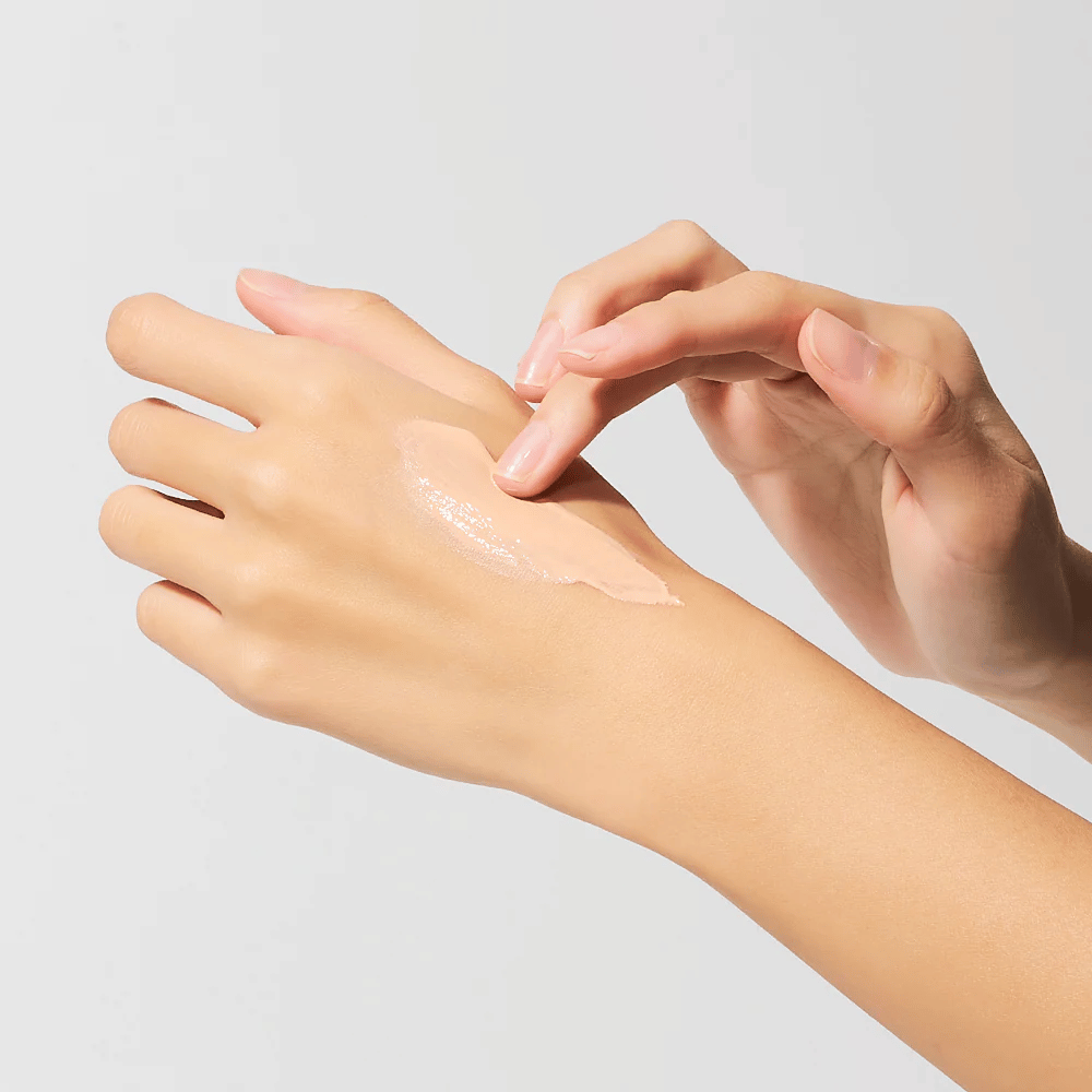 Application of Dr.Melaxin Cemenrete Eye Cream on hand, creamy eye cream with calcium and elastin that absorbs quickly and provides intense hydration.