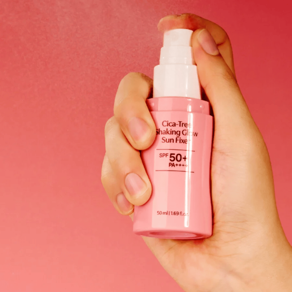 TAGE Cica-Tree Shaking Glow Sun Fixer SPF50+ – application of Korean sunscreen with spray pump