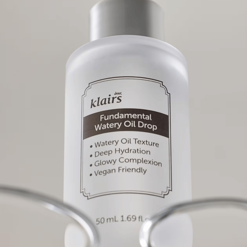 Flaska med Klairs Fundamental Watery Oil Drop, 50 ml, placerad i en genomskinlig hållare, med tydlig etikett som lyfter fram produktens återfuktande och veganska egenskaper.