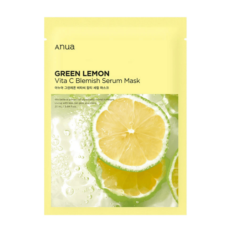 Förpackningen av Anua Green Lemon Vita C Blemish Serum Mask, framhäver en klar bild av en citronskiva med vattendroppar, mot en ljusgul bakgrund. Texten beskriver dess naturliga ingredienser och hudvårdsegenskaper.