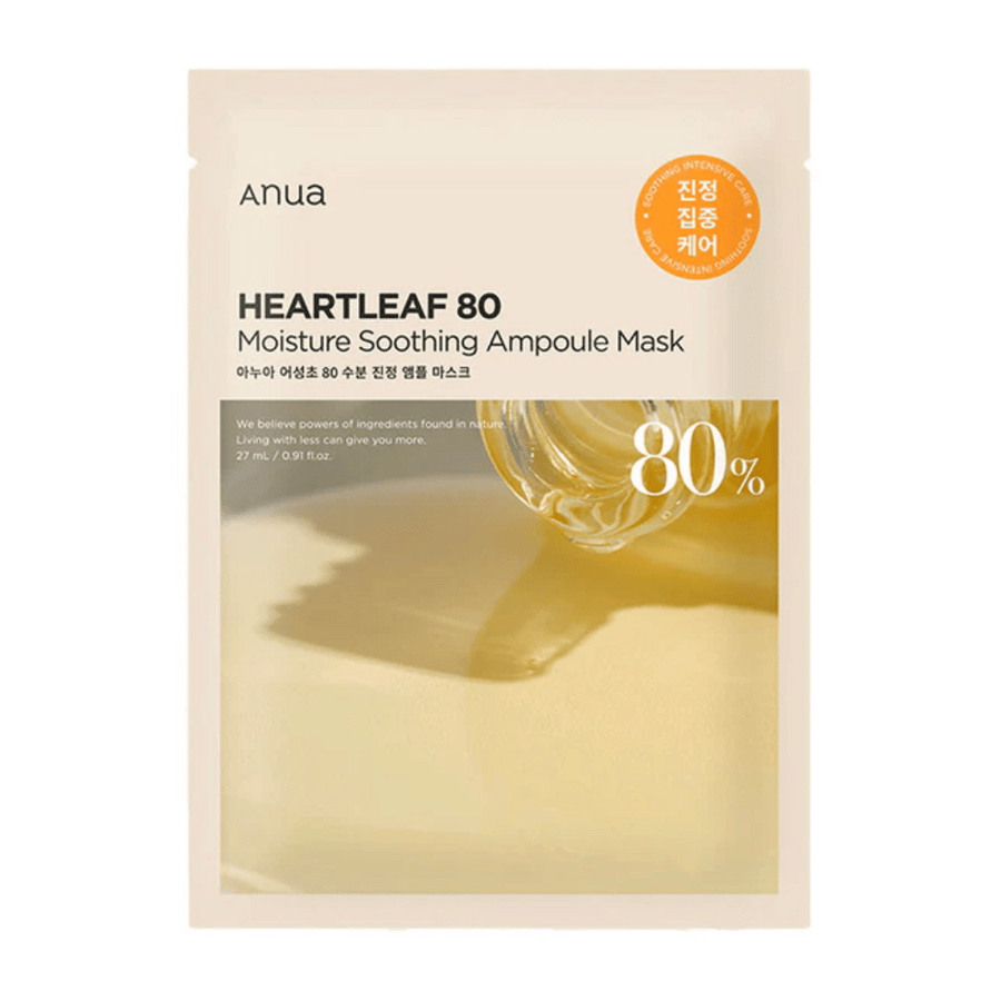Förpackningen till Anua Heartleaf 80 Moisture Soothing Ampoule Mask visar en tjock, gyllene vätska som droppar på en yta, med en tydlig etikett som visar 80% huvudingrediens. Designen är minimalistisk med neutrala färger.