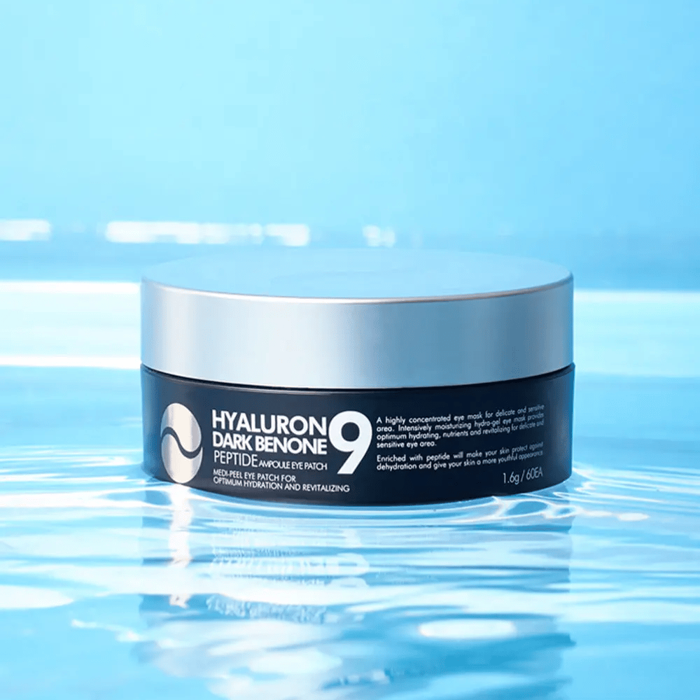 Hyaluron Dark Benone Peptide 9 Ampoule Eye Patch placed on water surface – moisturizing Korean eye patches with hyaluronic acid and peptides for fresher skin around the eyes.
