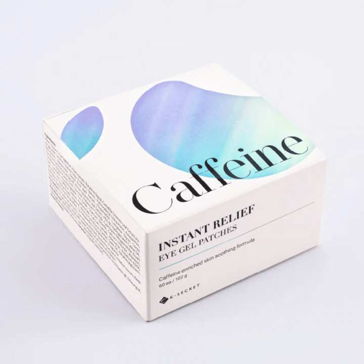Förpackning av K-Secret Instant Relief Eye Gel Patches med koffein i vit design med blå och gröna toner.