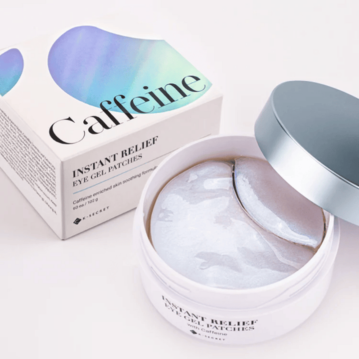 Burk och förpackning av K-Secret Instant Relief Eye Gel Patches med koffein, öppnad och visar skimrande hydrogel-pads.