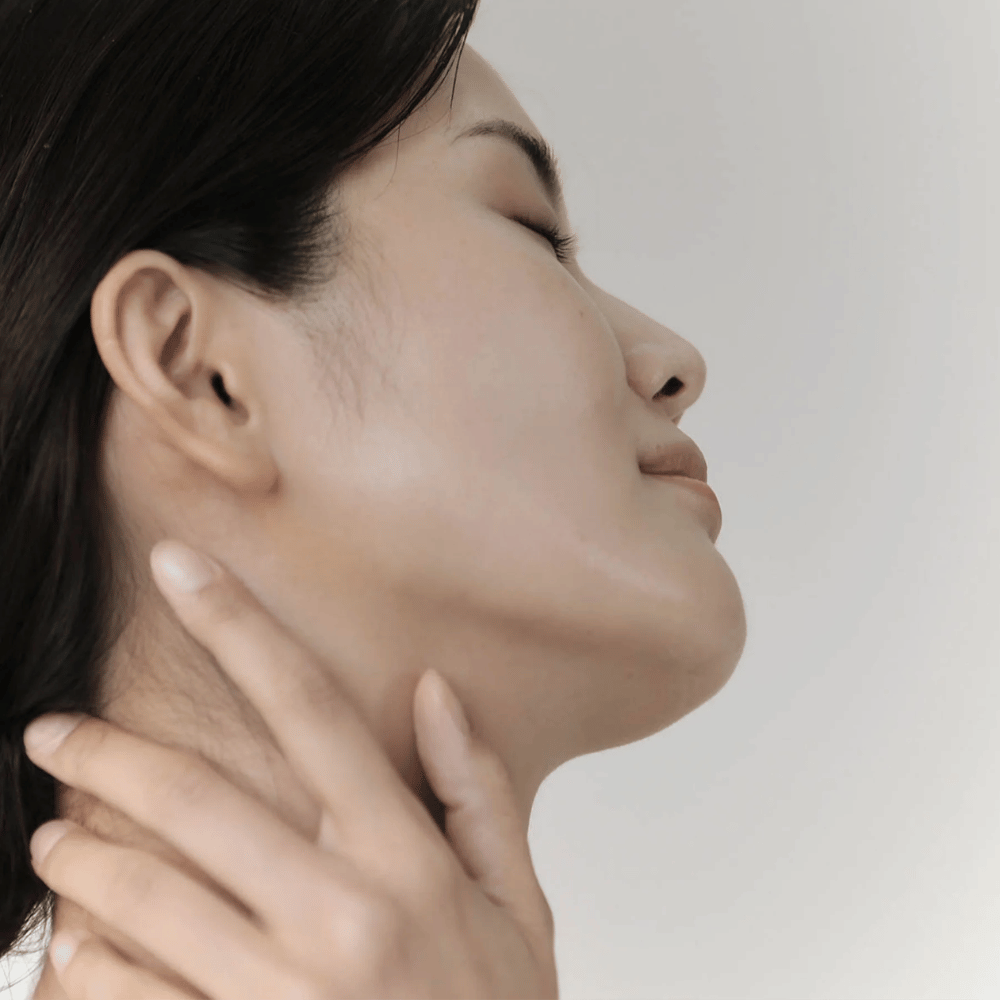Woman shows her calm, hydrated skin after using Celimax Ji Woo Gae Cica BHA Blemish Toner Pad.