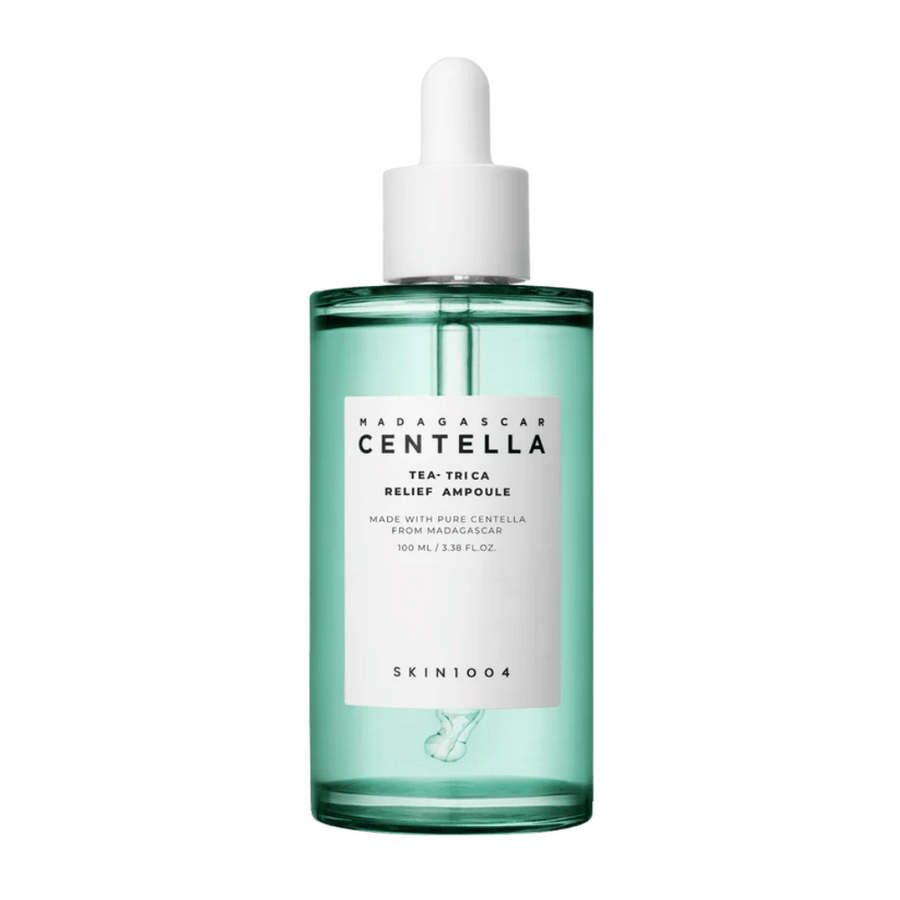 Grön genomskinlig flaska med vit etikett och pipett – SKIN1004 Madagascar Centella Tea-Trica Relief Ampoule 100 ml mot vit bakgrund.