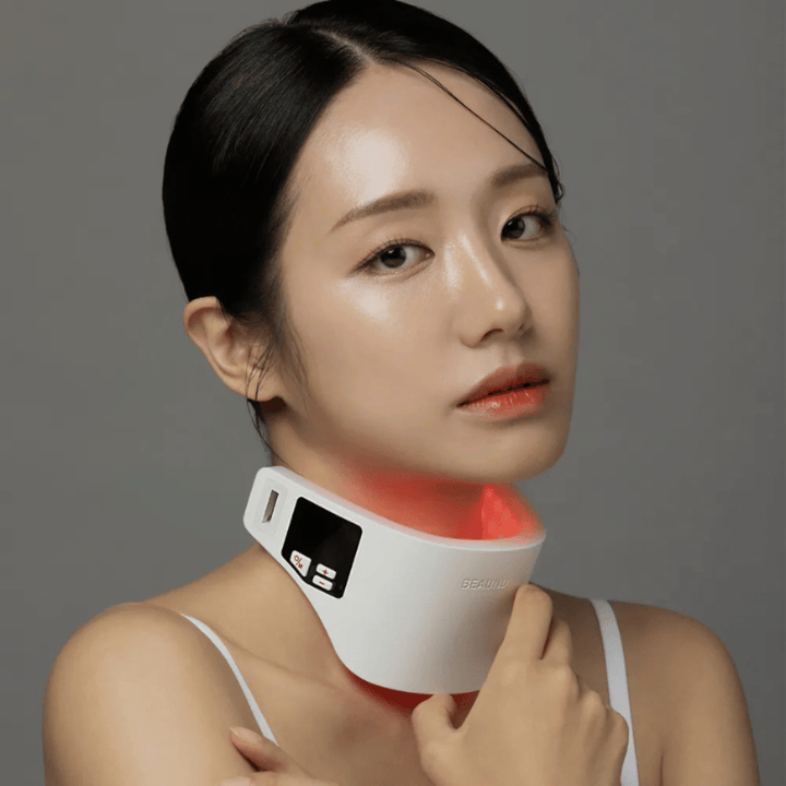 Model uses Beaund Neckcera around the neck. The red LED lighting illustrates the active treatment while the device sits comfortably against the skin.