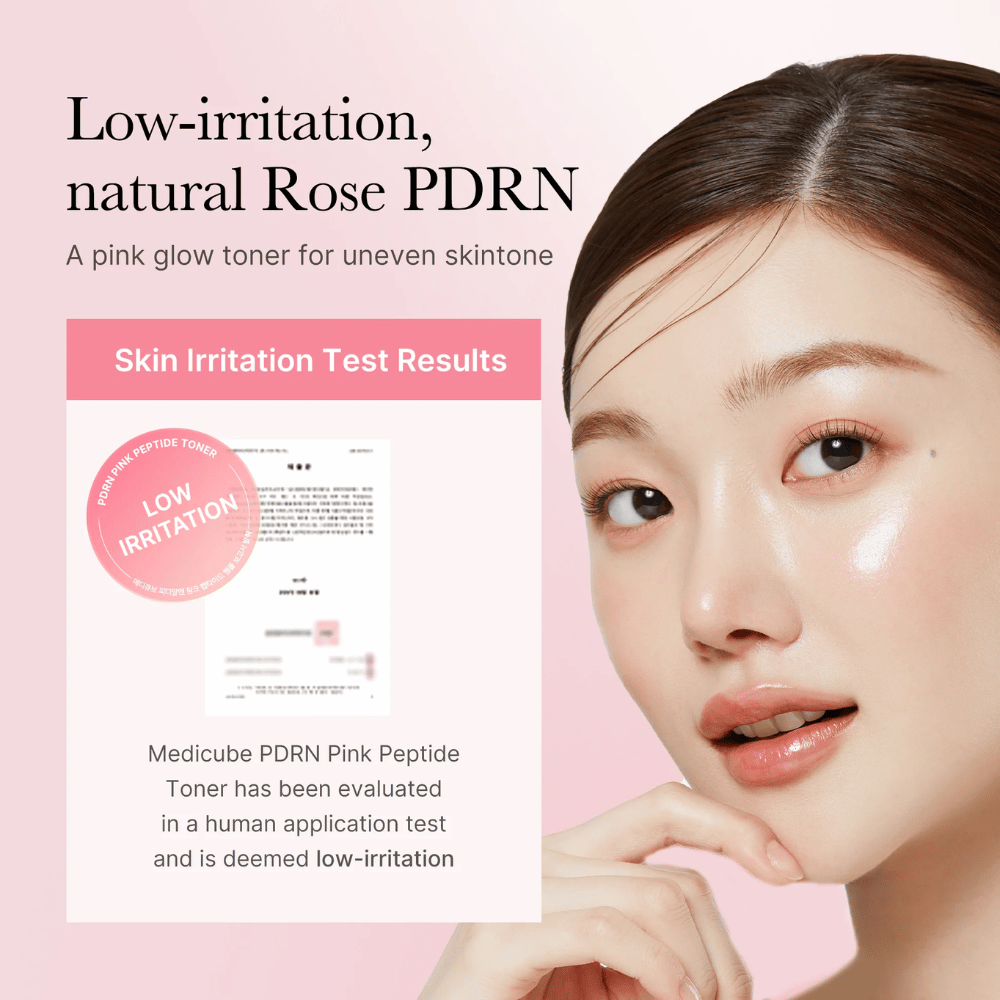 Medicube PDRN Pink Peptide Toner testad för låg irritation, visas tillsammans med modell med jämn och glowy hy.