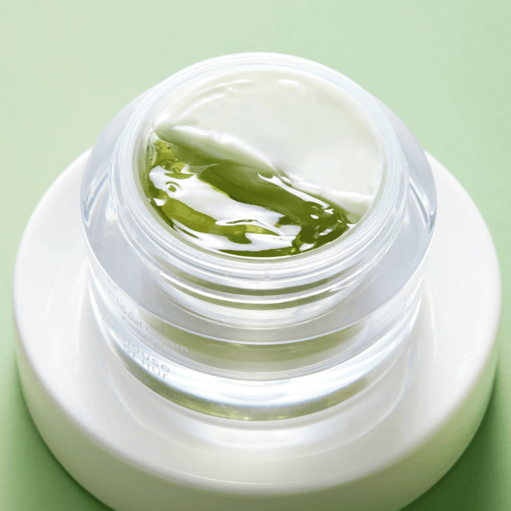 Matcha face cream with gel and cream in the same jar that soothes the skin, provides moisture, and improves the skin’s balance and radiance