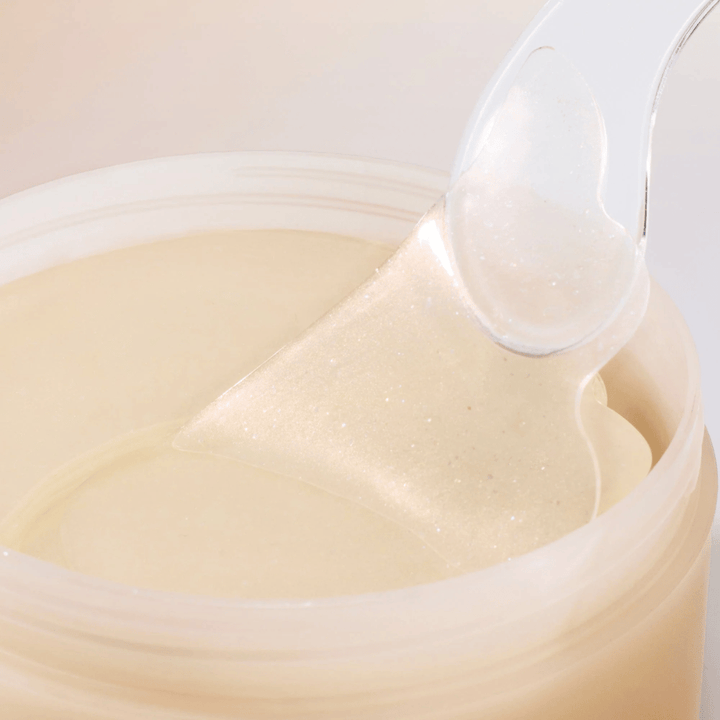 Spatula lifts Beauty of Joseon under eye patch from jar, hydrogel patches with ginseng and retinal for anti-age and eye care.