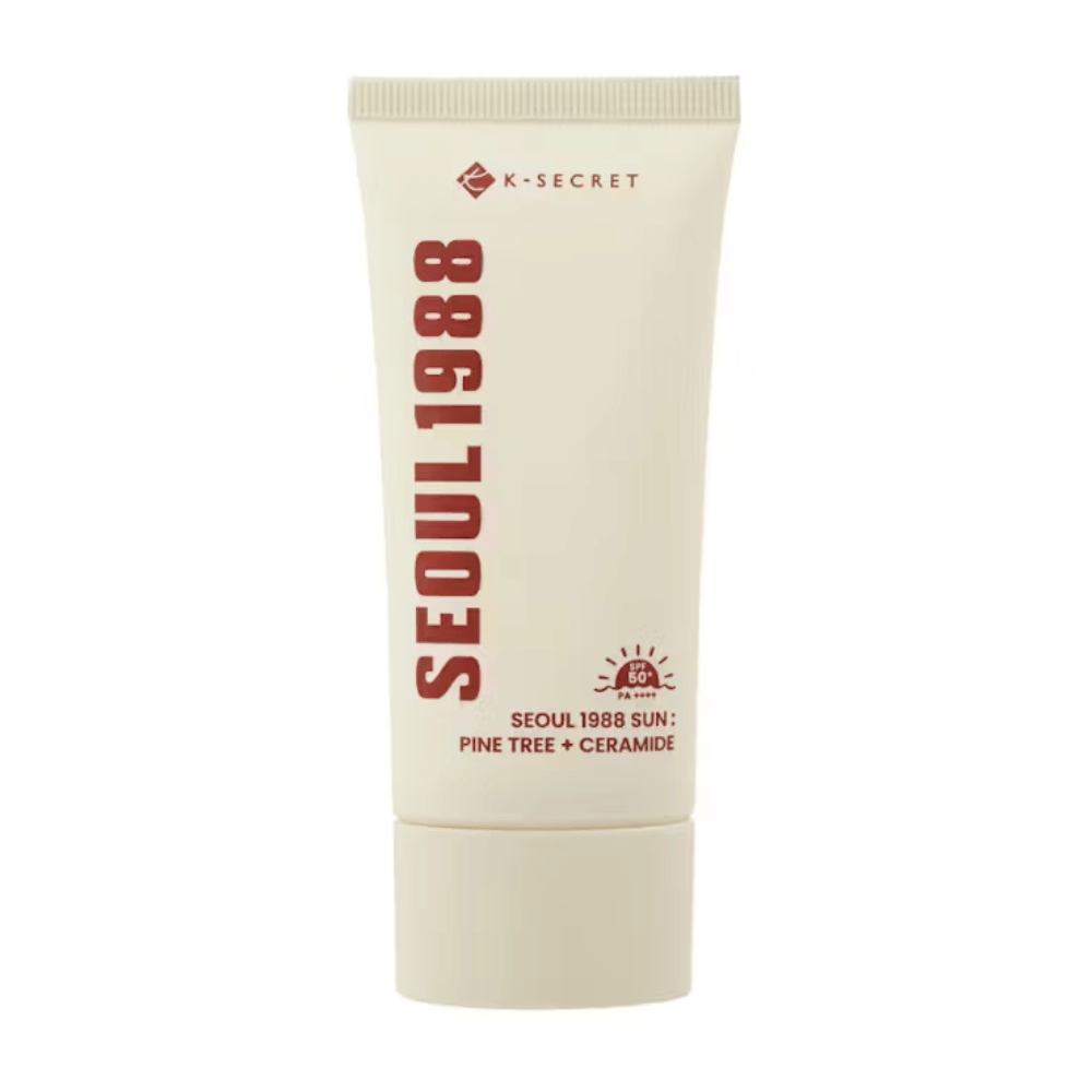 SEOUL 1988 Sun Cream combines the power of pine bark and ceramides to protect the skin from the sun (SPF50+ PA++++) while moisturizing and strengthening the skin barrier.