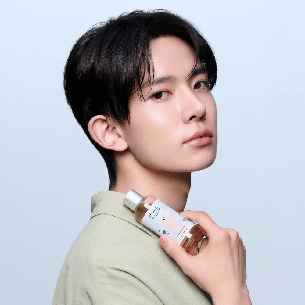 Model holding Mixsoon Soondy Centella Asiatica Essence in hand, showcasing the product for sensitive skin.