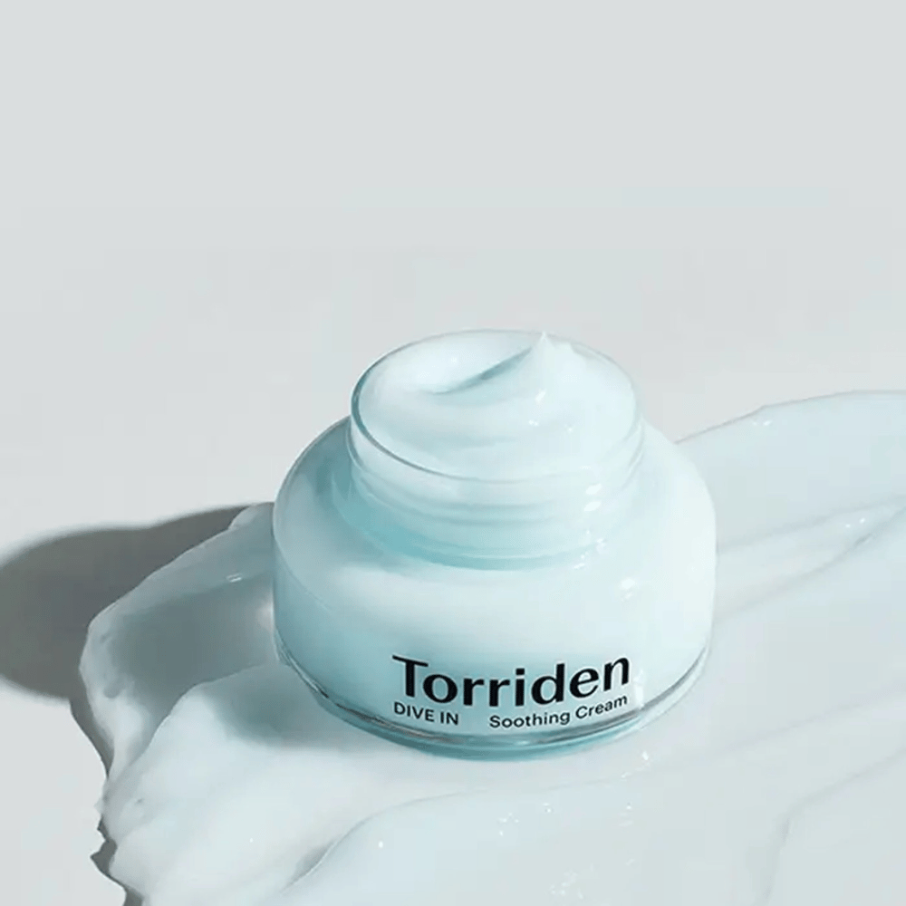 Torriden DIVE-IN Low Molecular Hyaluronic Acid Soothing Cream 100ml ger långvarig återfuktning på en vit yta.
