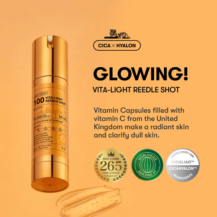 Gyllene flaska VT Cica Hyalon Vita-Light Reedle Shot 100hL, 50 ml, med pump och vitamin C-kapslar i bakgrunden, samt text om produktens lyster- och klarhetsfördelar.