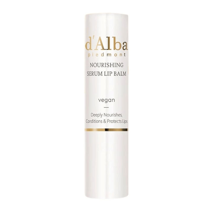 Produktbild på d'Alba Nourishing Serum Lip Balm i vit och guld förpackning med texten "vegan" och "Deeply Nourishes, Conditions & Protects Lips".