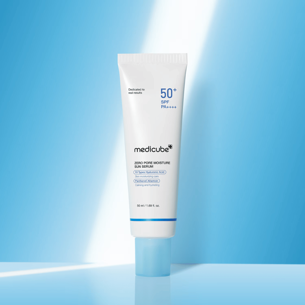 Medicube Zero Pore Moisture Sun Serum SPF50+ PA++++ presented against a blue background. Moisturizing sun serum with hyaluronic acid, panthenol, and allantoin for daily UV protection and skin care.